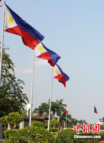 菲律宾国旗的正确悬挂方式是@@“蓝条在上@@，红条在下@@”。张明@@ 摄@@